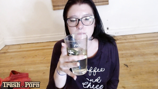 missellie8 – Pee Drinking