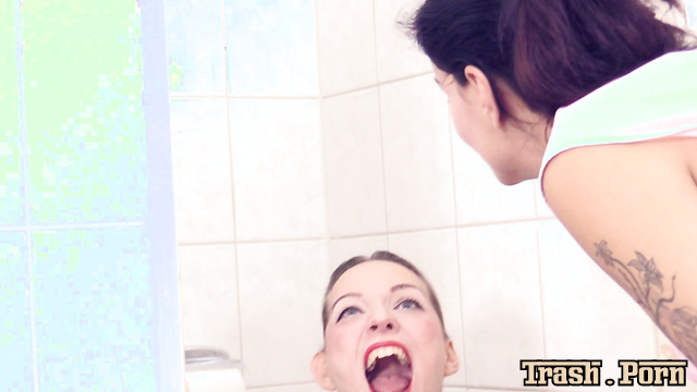 Lolicoon – Dirty urinals