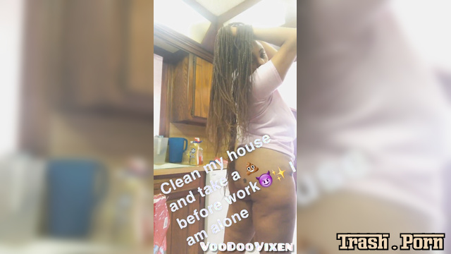 VoodooVixen - Amber Shaw’s Morning Poop Play