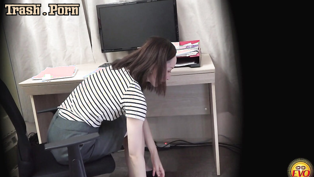 EE-731 ストレス解消のためにうんこするOL Office Lady Pooping to Relieve Stress Part 3