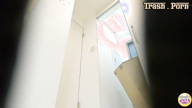 SL-618 訪問先企業 漏れ寸前ギリギリ放尿 Visited Company Urinating Part 5