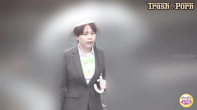 SL-618 訪問先企業 漏れ寸前ギリギリ放尿 Visited Company Urinating Part 4