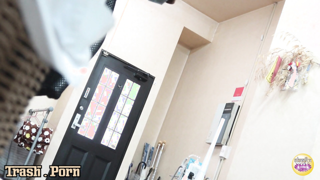 SL-618 訪問先企業 漏れ寸前ギリギリ放尿 Visited Company Urinating Part 3