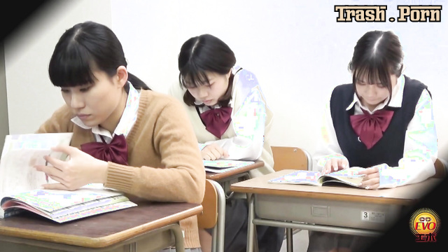 EE-764 並んでおしっこ隠しカメラ line Up and Pee Hidden Camera Part 4
