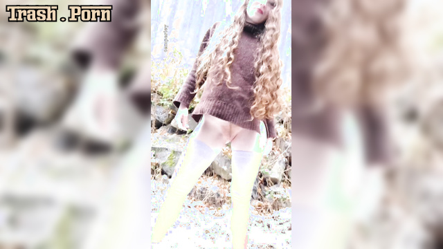 Madame Beatrix – Cute Redhead Peeing