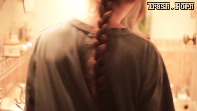 LongHairLuna – Pee Compilation