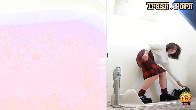 EE-753 便意が我慢できない The Urge to Defecate is Unbearable Part 4