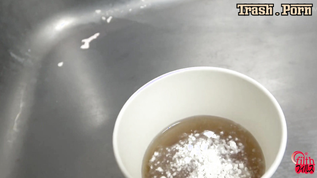 FF-645 尿を我慢する女性 Woman Holding Back Urine Part 1