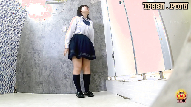 EE-747 混雑したトイレの前でパンティの事故 Accident in Panty in Front of a Busy Toilet Part 3