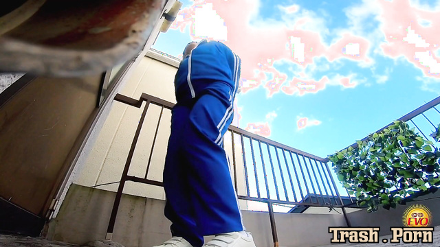 EE-747 混雑したトイレの前でパンティの事故 Accident in Panty in Front of a Busy Toilet Part 1