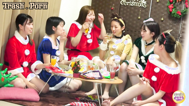 SL-604 クリスマス暴走集団おしっこパーティー Christmas Gang Pee Party Part 1