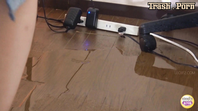 SL-597 ネイルサロンでおしっこをする女性 Women Peeing in a Nail Salon Part 2