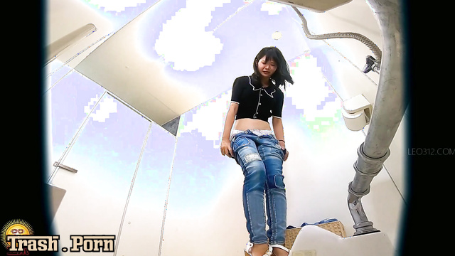 EE-744 デニムモデルの尿失禁 Urinary Incontinence From Denim Models Part 4