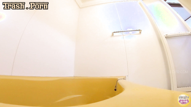 SL-599 お風呂で裸でおしっこ Peeing Naked in the Bath Part 2