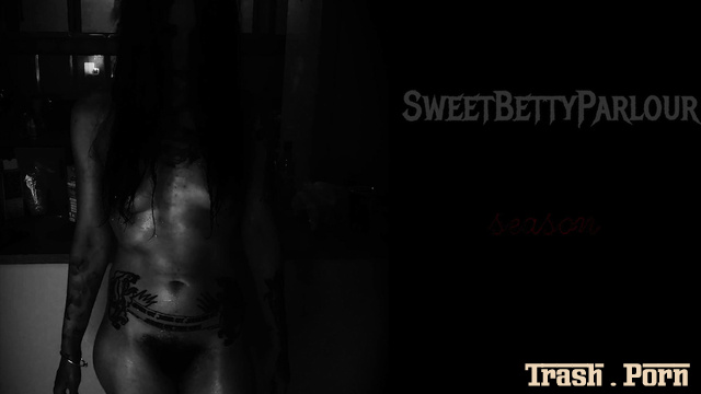 Sweet Betty Parlour – Lube my dildo with your mouth