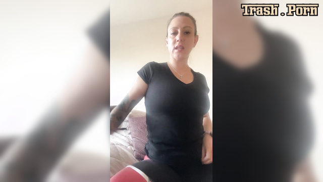 SuzieLove212 – Foot Ass Pussy Tease & Pee into Bottle