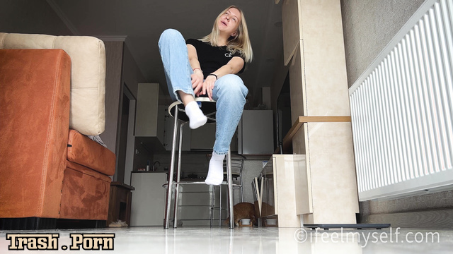 ifeelmyself - Pee Break 0283