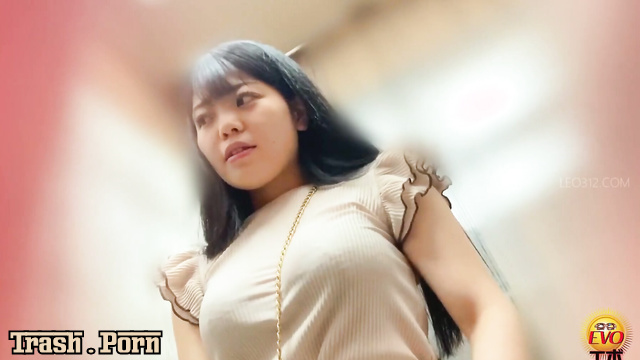 EE-732 汚れた肛門とオナラからの大きなうんち Big Poop From Dirty Anus and Farts Part 1