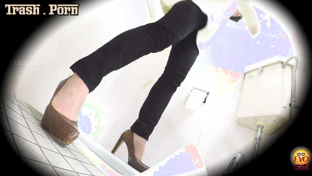 EE-363 Voyeur Critical Situation at Rest Room 危機的状況で休憩室