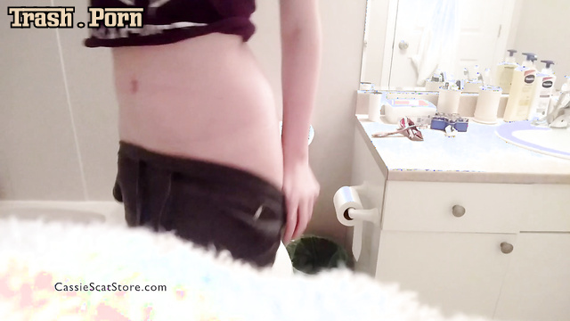 It was really cute poop, look / CassieScat solo porn