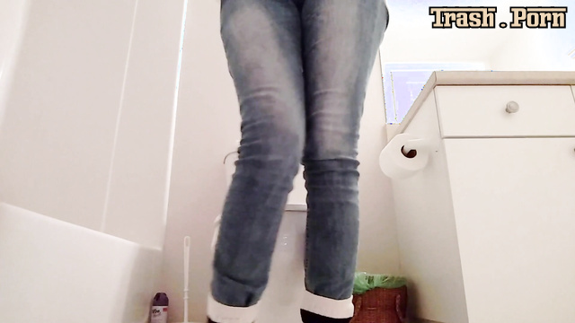 It was really cute poop, look / CassieScat solo porn