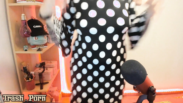 Milf farting into a professional microphone, enjoy / Nicolettaxxx