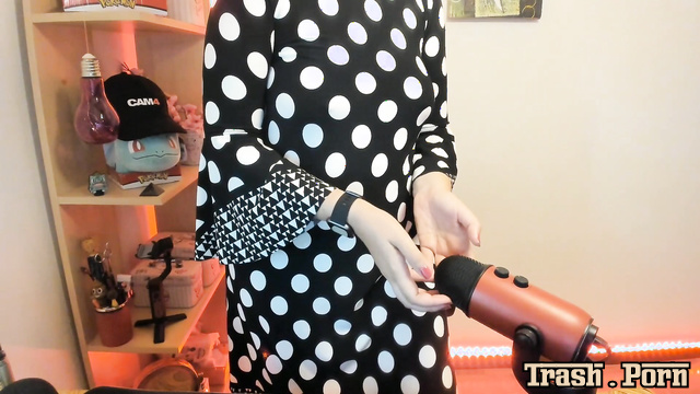 Milf farting into a professional microphone, enjoy / Nicolettaxxx