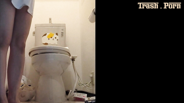 Asian brunette pooped in the plate to treat someone