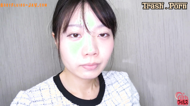 Young asian babe used an enema and got a nice diarrhea