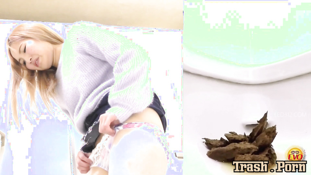 EE-473 トイレットペーパーのない女子会トイレ Girls Met Toilet That Has no Toilet Papers Part 5