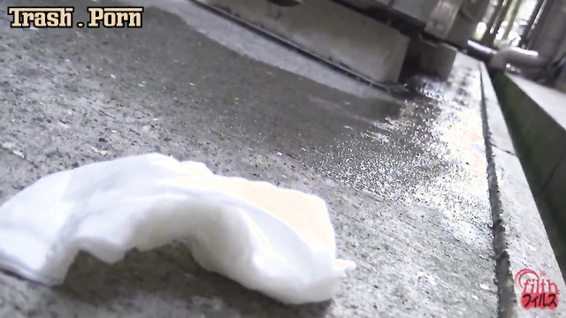 FF-102 Outdoor ビル街  路地裏こっそりションベン  フィルス Pee on the Alley Part 2