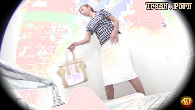 EE-193 Style Toilet Pissing 和式トイレ盗撮 便槽内叩きつけ！レーザービーム尿軸おしっこ Part 3