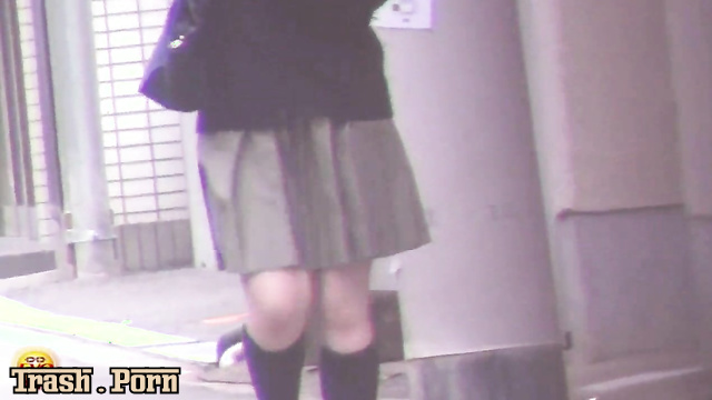 E83-01 Piss 追跡隠撮　女子校生達の間に合わなかったオシッコ　帰宅中 放尿 Girls