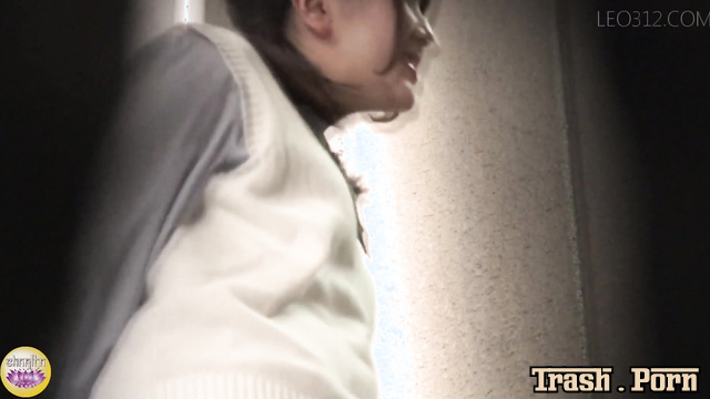 Sharila SL-311 Girls Looking at Piss 女の子を見て僕