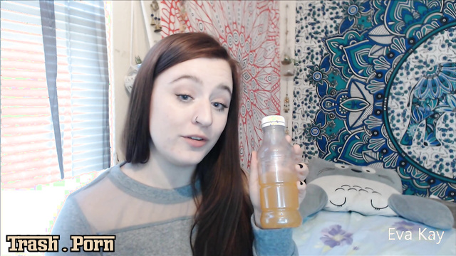 Evakokoro – Pee in a bottle a tutorial for vaginas