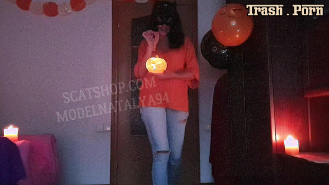 ModelNatalya94 - Natalia pissing in jeans in Halloween