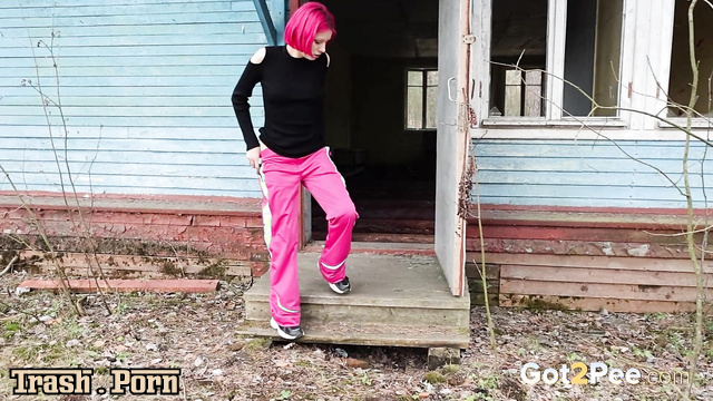 Babe with colored hair hoped that no one would see her