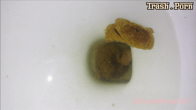 Close up pooping in the campus (Scarlettmarie21 solo)