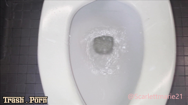 Close up pooping in the campus (Scarlettmarie21 solo)