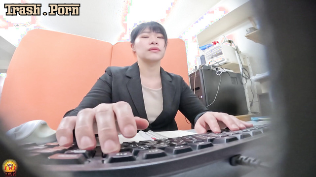 Evo EE-786 Office Hidden camera 隠撮 穴開き卑猥下着OLのセクシーうんこ Part 8