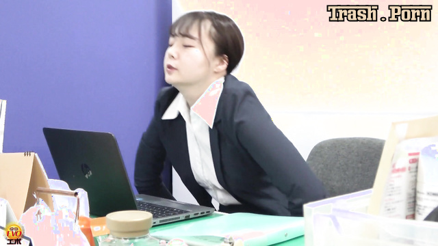 Evo EE-786 Office Hidden camera 隠撮 穴開き卑猥下着OLのセクシーうんこ Part 4