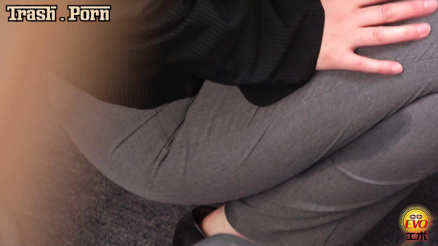 Evo EE-785 The wetting suit pants 2 隠撮 働くお姉さんの羞恥お漏らし2 ～着衣に染みわたる恥ずかしい尿の大陸～ Part 1