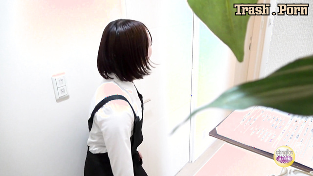 Sharila SL-632 Wetting pants 新人エステティシャン我慢限界おしっこ漏らし Part 2