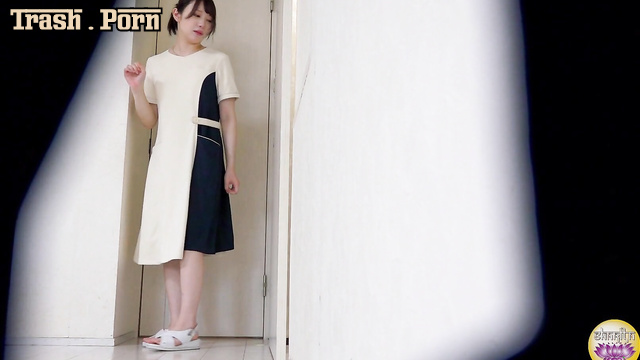 Sharila SL-632 Wetting pants 新人エステティシャン我慢限界おしっこ漏らし Part 1