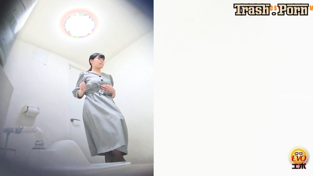 Evo ﻿EE-780 Beautiful Women Pooping in the Toilet 排便する美しい女性