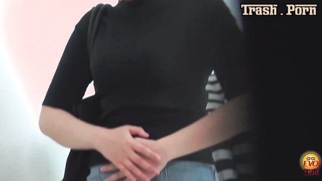 EE-307 人気の公衆トイレの裏地まで小便 Popular Public Toilet Lining up to Piss