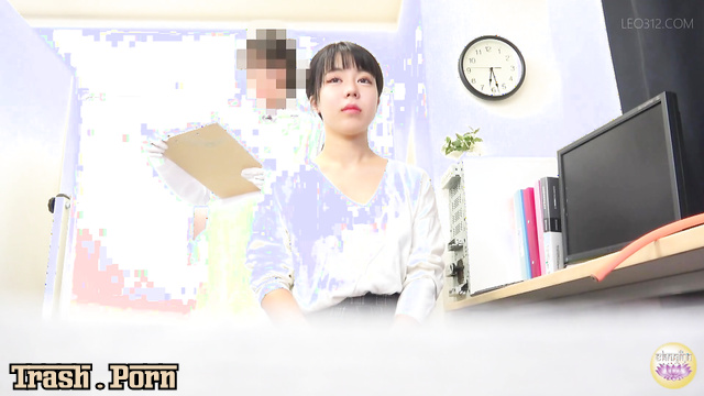 SL-555 女性は試験中にうんちを我慢できない Women Can’t Hold Their Poop During Trials Part 1