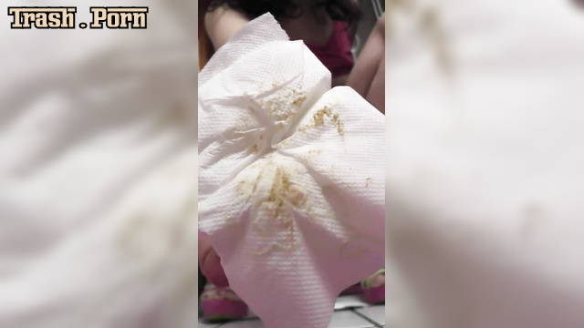 Amateur girl self filmed defecation