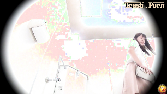 EE-429 Women Rushing to Release Liquid Stool 液体スツールを解放するために急いで女性 Part 1