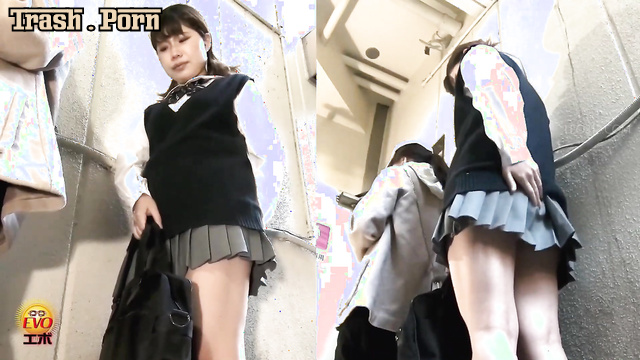 EE-562 10代の女の子の恥ずべき公共のおしっこ Shamed Public Peeing of Teen Girls Part 4